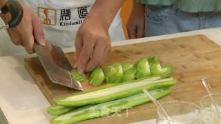 豆豉炒苦瓜的做法步骤：1
