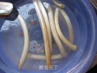 酸辣炒藕带的做法步骤：1