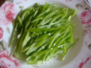 肉丝尖椒炒拉皮的做法步骤：3