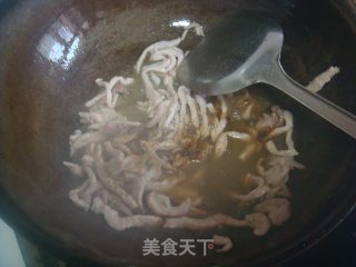 肉丝尖椒炒拉皮的做法步骤：5