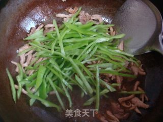 肉丝尖椒炒拉皮的做法步骤：6