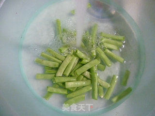 梅豆炒花蛤的做法步骤：3
