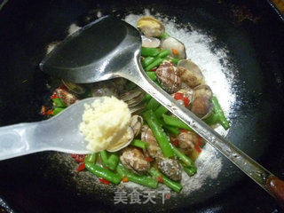 梅豆炒花蛤的做法步骤：10