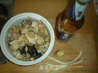 三杯鸡的做法步骤：1