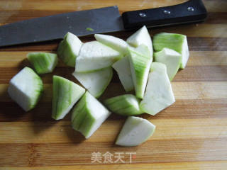 盛夏的一缕清香“素中有荤”——————鲍汁元蘑烧丝瓜的做法步骤：2