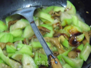 盛夏的一缕清香“素中有荤”——————鲍汁元蘑烧丝瓜的做法步骤：9
