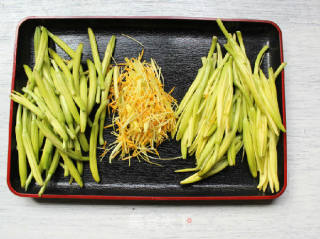 鲜黄花炒鸡蛋的做法步骤：1