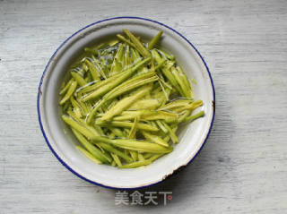 鲜黄花炒鸡蛋的做法步骤：2