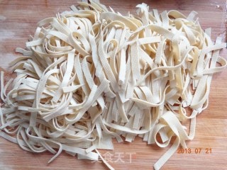 酱香干豆腐丝的做法步骤：1