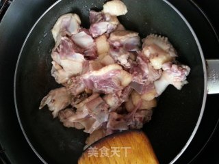 香菇炖鸭的做法步骤：1