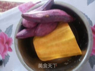 南瓜紫薯花卷的做法步骤：1
