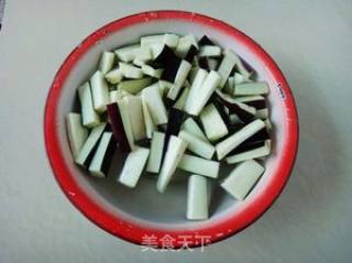 韭菜花炒茄子的做法步骤：2