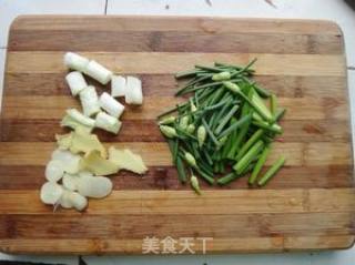 韭菜花炒茄子的做法步骤：3