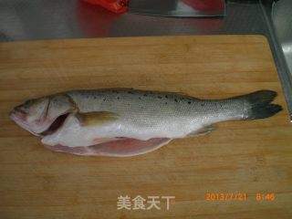 清蒸鲈鱼的做法步骤：1