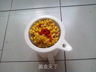 散发着好闻清香的———枸杞小米豆浆的做法步骤：2