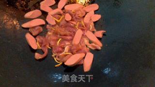 香肠瘦肉炒菜心的做法步骤：4