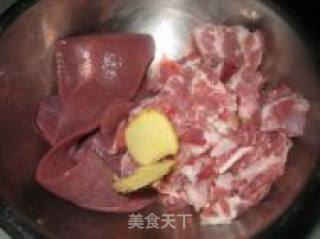 猪横脷煲鸡骨草的做法步骤：3