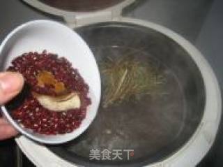 猪横脷煲鸡骨草的做法步骤：5