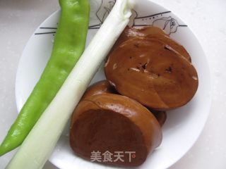 六步做出简单小凉菜---凉拌豆干的做法步骤：1