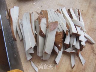 六步做出简单小凉菜---凉拌豆干的做法步骤：2