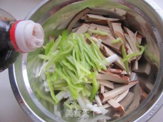 六步做出简单小凉菜---凉拌豆干的做法步骤：4