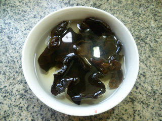 梅豆黑木耳炒花菜的做法步骤：2
