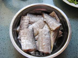 酥香-----【干炸带鱼】的做法步骤：2