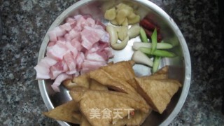 豆腐烧肉的做法步骤：1