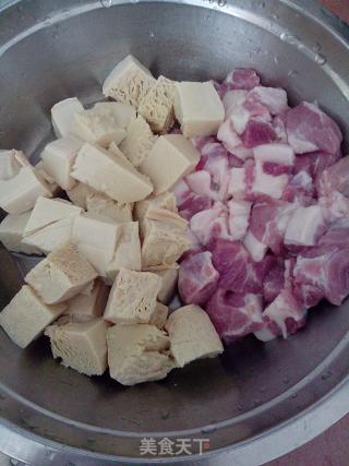 冻豆腐焖肉的做法步骤：1