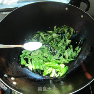 辣椒炒米虾的做法步骤：2
