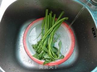腊肉炒手撕空心菜的做法步骤：1