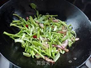 腊肉炒手撕空心菜的做法步骤：6
