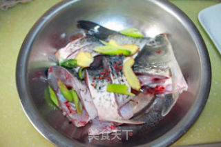 红烧鲤鱼的做法步骤：2
