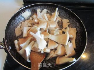 猪肚菇炒鸡片的做法步骤：5
