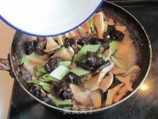 猪肚菇炒鸡片的做法步骤：7