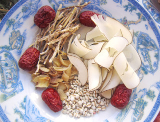 清热润肺霸王花茅根汤的做法步骤：2