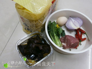 美味香辣鸡汁面的做法步骤：1