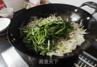 【韭菜炒绿豆芽】的做法步骤：5