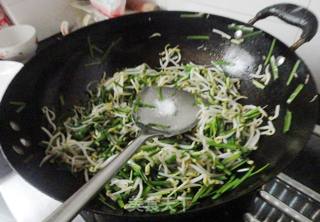 【韭菜炒绿豆芽】的做法步骤：7