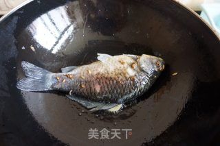 红烧鲫鱼的做法步骤：4