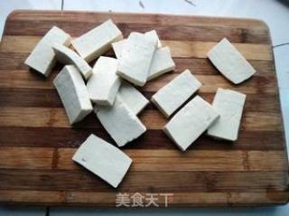 女人更年要静心——石斛花豆腐汤的做法步骤：1