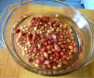 冰糖玉米猪蹄的做法步骤：1