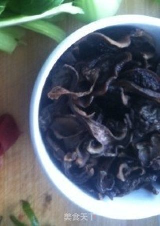 山蘑牛肉烧油菜的做法步骤：2
