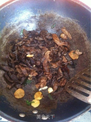 山蘑牛肉烧油菜的做法步骤：7