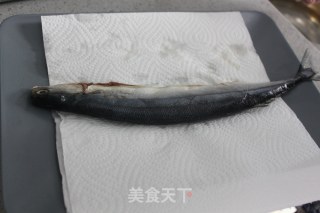 香煎秋刀鱼的做法步骤：1