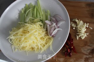 炒三丝(土豆，芹菜，洋葱)的做法步骤：1