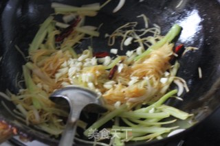 炒三丝(土豆，芹菜，洋葱)的做法步骤：2