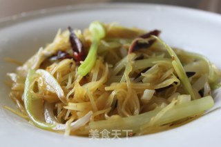 炒三丝(土豆，芹菜，洋葱)的做法步骤：3