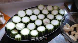 粉丝蒜蓉蒸丝瓜的做法步骤：1