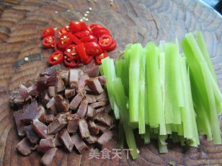 肉丁莴笋丝的做法步骤：1